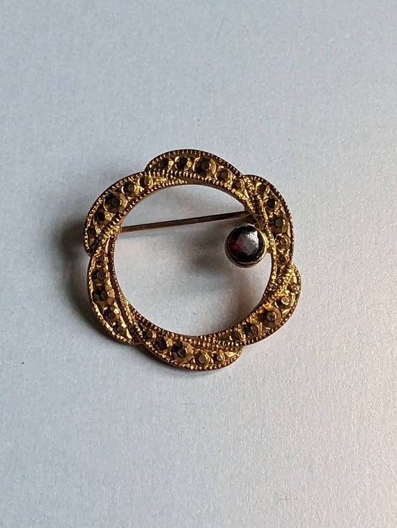 Broche Vintage En Métal Doré Avec Pierres - Occasion, Bijou Fantaisie Sans Marque