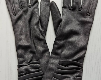 Luvas pretas vintage elásticas: Luvas de uso diário forradas, estilo meados do século XX.