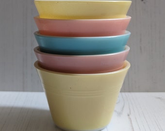Pastel pyrex shop mixing bowls