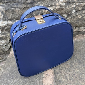 Beauty case da viaggio vintage in pelle blu con interno in tessuto rosso, anni '60
