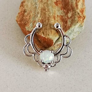 Nepzilveren septumring / Daith-oorbel / Kraakbeenoorbel met witte vuuropaal, bloem, kantvormig