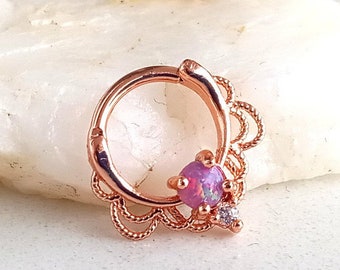 Könnte beinhalten: Roségoldener Creolenohrring mit filigranem Design und einem rosafarbenen Opal-Edelstein.