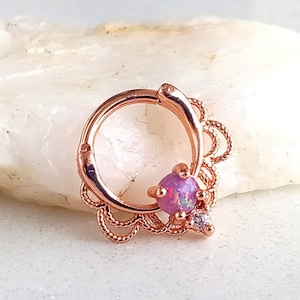 Pierścień z klipsem do przegrody nosowej / kolczyk Daith z różowego złota z fioletowym opalem ognistym, w kształcie koronki kwiatowej, 16 g