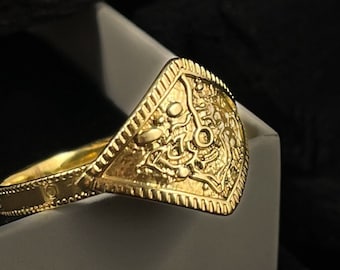 Ring of Favor and Protection with ornament | Gold plated cosplay video game jewelry