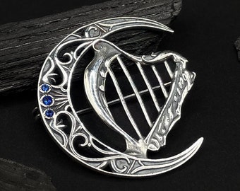 Fantasy LARP brooch Harpers pin with sparse strings, board table games fan jewelry