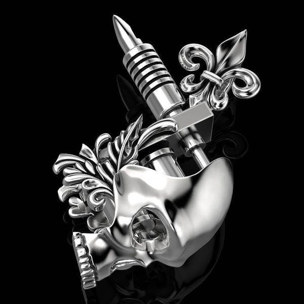 Totenkopf Tattoo Machine Anhänger mit der heraldischen Lilie, Brutaler Schmuck für Männer aus Gelbgold oder Weissgold