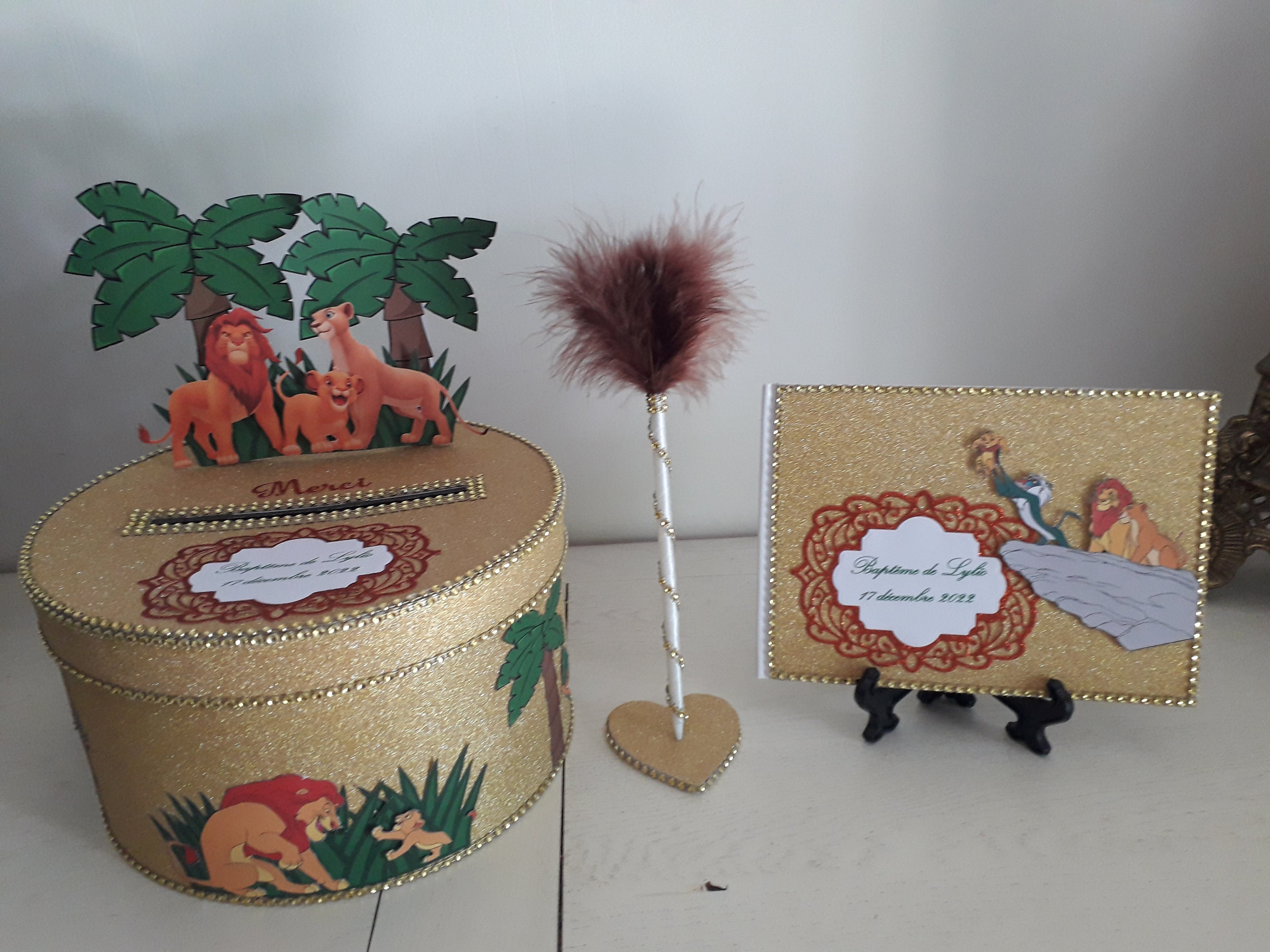 Urne de Baptême ou d'anniversaire sur Le Thème Du Roi Lion Assortie à Un Livre d'or et Son Stylo