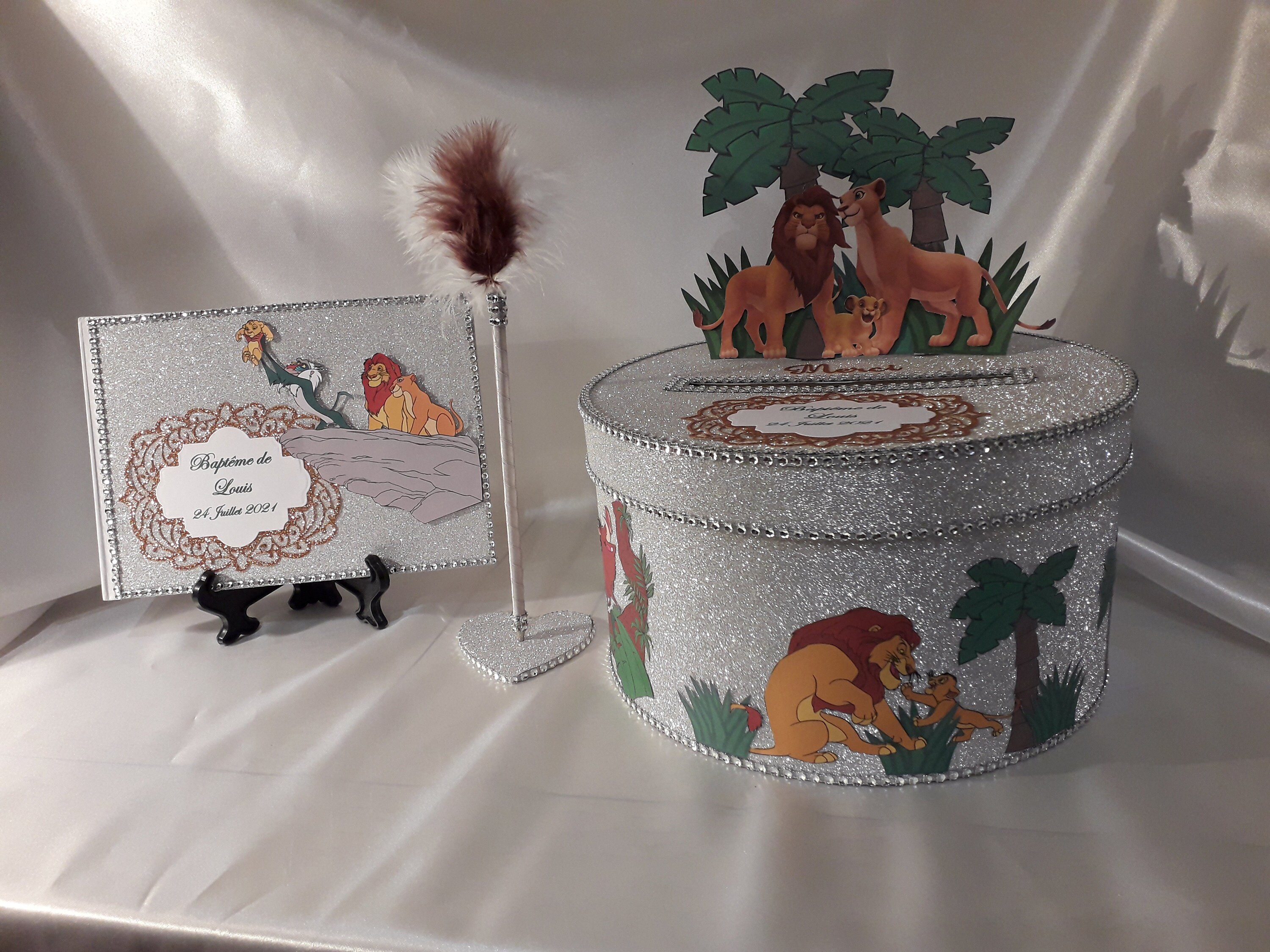 Urne de Baptême ou d'anniversaire sur Le Thème Du Roi Lion Assortie à Un Livre d'or et Son Stylo
