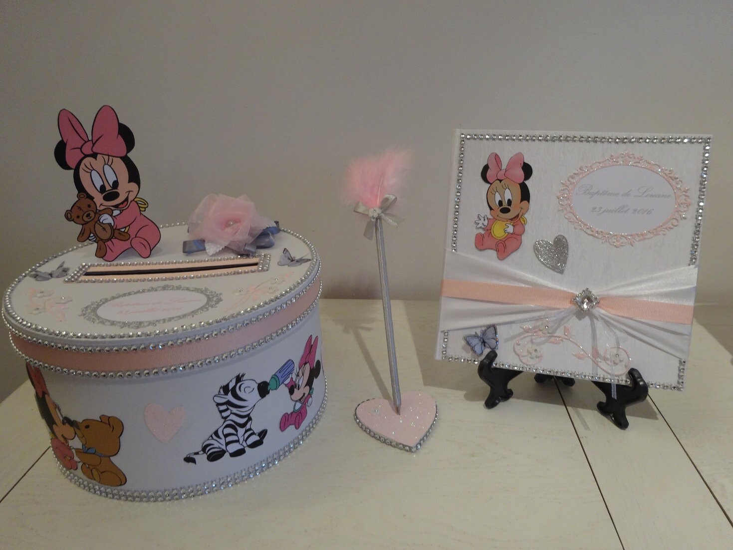 Urne de Baptême Fille sur Le Thème Minnie avec Son Livre d'or et Stylo