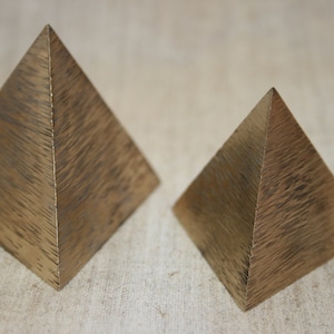 GRATIS VERZENDING Gepersonaliseerd cadeau, piramide, massief messing piramide, presse-papier piramide, driezijdige piramide, messing bladwijzer, nieuw kantoor cadeau,