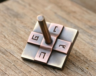Quadratischer Dreidel, Messingdreidel, VERSANDKOSTENFREIER Messing-Spinnspielzeug, handgemachtes einzigartiges Geschenk, handgefertigter Dreidel, hergestellt in Israel