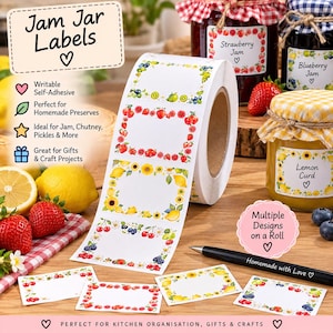 Può includere: Un rotolo di etichette rettangolari autoadesive con bordi di frutta e fiori, tra cui fragole, limoni, ciliegie e mirtilli. Le etichette bianche con illustrazioni colorate sono mostrate insieme a una penna nera e alcuni barattoli.