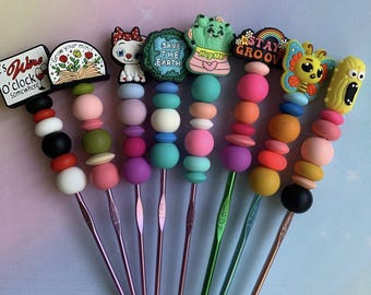 Perlenbesetzte Häkelnadeln: Individuell gestaltbare Stickwerkzeuge, dekoratives Geschenk für Häklerinnen und Häkler.