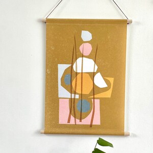 Textilposter abstrakt, 45x65 cm ockergelb, hergestellt mit Papierausschnitten, Polyestergewebe mit intensiver Farbe, Wanddekoration, Wandschmuck,