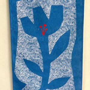 Wandkleed blauw, 60x117 cm, abstract bloem, gedrukt, handgemaakt, robuust katoen, papercut based design, kleurrijk,  wanddecoratie, wonen,