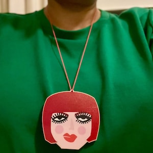 Ciondolo in legno per collana, volto di donna, 7 cm, opera d'arte, basato su ritaglio di carta, pezzo forte, ciondolo in legno, gioiello, volto in stile anni '20 ruggenti,