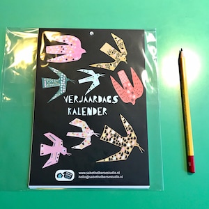 Calendario dei compleanni, con uccelli illustrati, mesi in olandese. Carta biotopo robusta formato A5. Regalo, Calendario bifacciale, taglio astratto