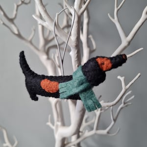 Black & tan teckel, worsthonddecoratie. Hangende hondendecoratie van wolvilt voor de kerstboom. Handgemaakte decoratie, kerstboomornament.