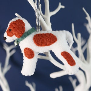 Tan and white Springer Spaniel decoration. Hanging wool felt dog decoration for Christmas tree. Handmade decoration, xmas tree ornament.