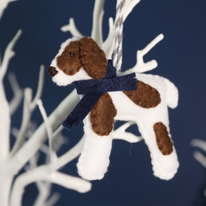 Liver and white Springer Spaniel decoration. Hanging wool felt dog decoration for Christmas tree. Handmade decoration, xmas tree ornament.