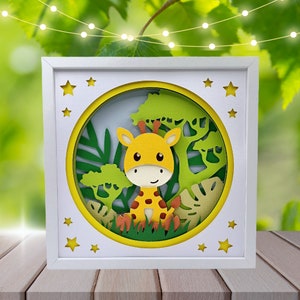 Schattige babygiraf kinderkamerdecoratie, jungle-thema gelaagde schaduwdooskunst - Instant download grillige muurkunst voor de toevluchtsoord van je kleintje!