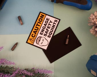 Pegatina MAGNET Engage Safety Squints, resistente al agua, divertida y para portátiles, cajas de herramientas, puertas y zonas de descanso.