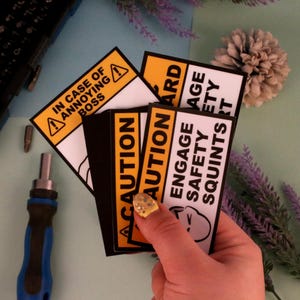Bundel met grappige veiligheidswaarschuwingen | 4 stickers + 1 magneet | Waterbestendige vinylstickers voor garage, mancave en werkplaats | Waarschuwingsborden Handgemaakt