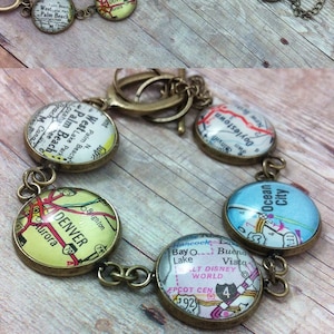 AANGEPASTE kaartarmband: gepersonaliseerd met 5 vintage kaartlocaties naar keuze [cadeau voor haar, bruidscadeau, reiscadeau, wereldkaartsieraden]