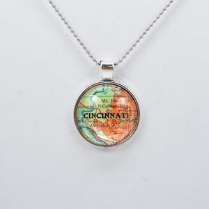 CUSTOM Map Halskette: Personalisieren Sie mit dem Vintage Map Lage Ihrer Wahl [Geschenk für Sie, Brautgeschenk, Reisegeschenk, Weltkarte Schmuck]