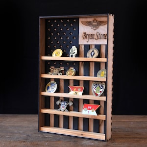 Hangende houten militaire munthouder, gegraveerde militaire munthouder, munthouderplank, verzamelplank, Amerikaanse vlagdisplay, pokerchip