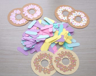 Confeti de cumpleaños con temática de donas: Puntos de chocolate, donas de fresa y chispas de colores pastel, hechos a mano en cartulina.