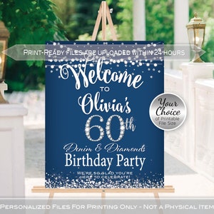 Peut inclure: Une pancarte d'accueil bleue avec des paillettes argent&eacute;es et des strass pour une f&ecirc;te d'anniversaire de 60 ans. La pancarte indique "Bienvenue &agrave; Olivia's 60th Denim & Diamonds Birthday Party".