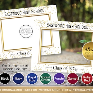Op de afbeelding: Printbare fotobooth-frame met een gouden rand en een witte achtergrond met gouden confetti. De frame heeft de tekst "Eastwood High School" en "Klas van 1974". De frame is 122 cm bij 91 cm. De tekst "Druk gewoon af en knip het zwarte middengebied uit" is inbegrepen. De tekst "Uw keuze voor accentkleur" is inbegrepen met kleurstalen voor zwart, marineblauw, koninklijk blauw, bosgroen, paars, granaat en robijnrood.