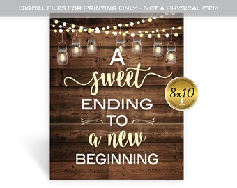 Puede incluir: Impresión digital sobre fondo de madera con las palabras "A sweet ending to a new beginning" en una fuente decorativa. La impresión incluye luces de cadena e ilustraciones de tarros de albañil. La impresión mide 20,3 x 25,4 cm.