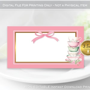 Puede incluir: Tarjeta de lugar imprimible rosa con borde dorado y un lazo rosa. La tarjeta de lugar presenta una pila de tazas de té con diseños florales. El texto "Descarga instantánea" y "3,5x2 doblado" está en la tarjeta.