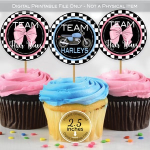 Op de afbeelding: Drie cupcake-toppers met zwart-wit geruite achtergronden. De toppers hebben een roze strik met de tekst "Team Hair Bows", een blauwe motorfiets met de tekst "Team Harleys" en een roze strik met de tekst "Team Hair Bows".