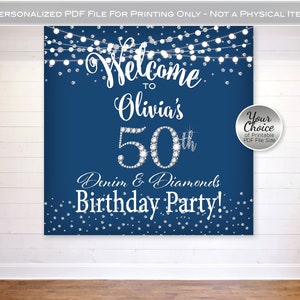 Pode incluir: Placa de boas-vindas imprimível para uma festa de aniversário de 50 anos. A placa é azul com glitter prateado e diz "Bem-vindo à festa de aniversário de 50 anos de Olivia, Denim & Diamonds!"