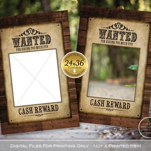 Op de afbeelding: Twee fotohokjes in rustieke stijl met een houten frame en een vintage papieren achtergrond. De tekst luidt "WANTED" en "CASH REWARD". Het midden is uitgesneden voor een foto. De afmeting is 61x91 cm.