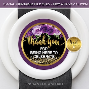 Può includere: Etichetta di ringraziamento per favore viola e oro con il testo "grazie per essere qui per festeggiare". L'etichetta misura 8x8 pollici e presenta un design floreale con glitter dorato.