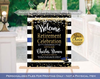Puede incluir: Un cartel de bienvenida a rayas blancas y negras con detalles dorados y una cinta azul de policía. El cartel dice "Bienvenido a una celebración de jubilación en honor al oficial Charles Brown 25 años de servicio ¡Estamos muy contentos de que estés aquí para compartir este evento especial!"