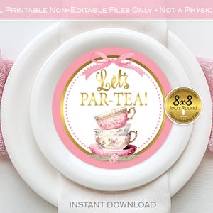 Può includere: Etichetta rotonda per favore di festa stampabile di 20,3 cm di diametro in rosa e oro con il testo "Let's Par-Tea!" e una pila di tazze da tè con motivi floreali.