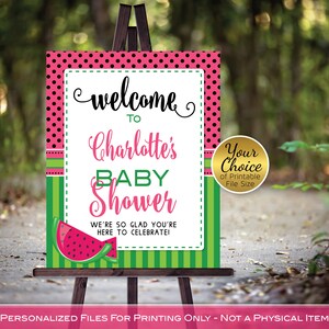 Puede incluir: Un cartel de bienvenida imprimible para un baby shower con tem&aacute;tica de sand&iacute;a. El cartel es rosa y verde con lunares negros y dice "Bienvenido a la fiesta de bienvenida de Charlotte. &iexcl;Estamos muy contentos de que est&eacute;s aqu&iacute; para celebrar!"