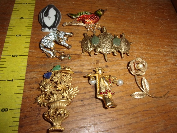 Group of seven brooches Vintage Mixed lot - image 4