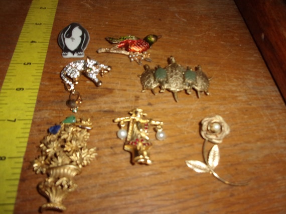 Group of seven brooches Vintage Mixed lot - image 1