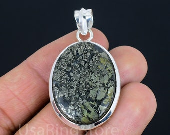 Peut inclure: Pendentif en argent avec une grande pierre ovale de forme ovale avec un motif de pyrite noir et or. Le pendentif a un bélière en argent pour l'attacher à une chaîne.