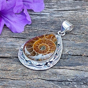 Halsband i sterlingsilver med ammonitfossil: Päronformat