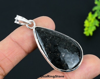 Ciondolo Nuummite fatto a mano: collana con pietre preziose in argento sterling 925