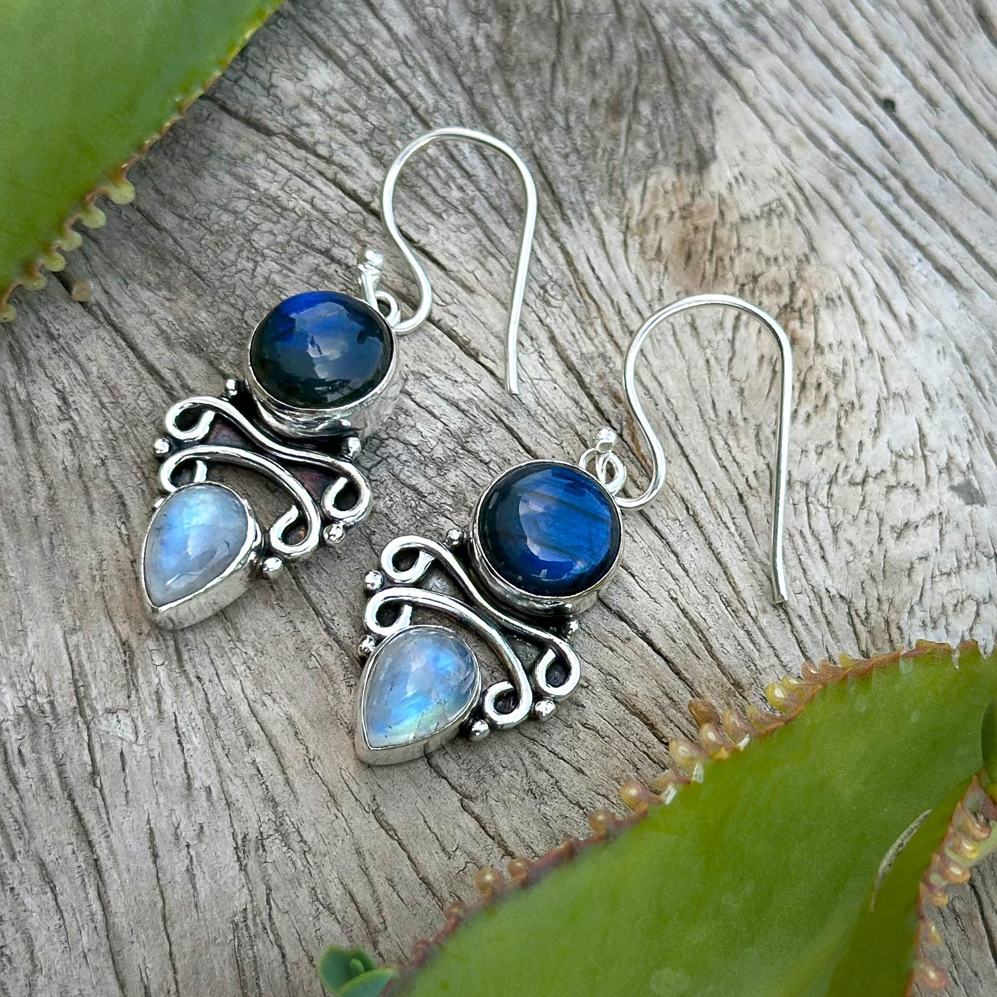 Orecchini pendenti ovali con pietre preziose in argento sterling