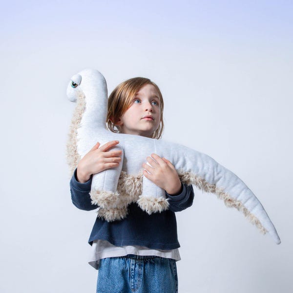 Delicado dinosaurio de peluche: un adorable y tierno animal prehistórico para niños. Peluche artesanal. Regalo para amantes de los dinosaurios.