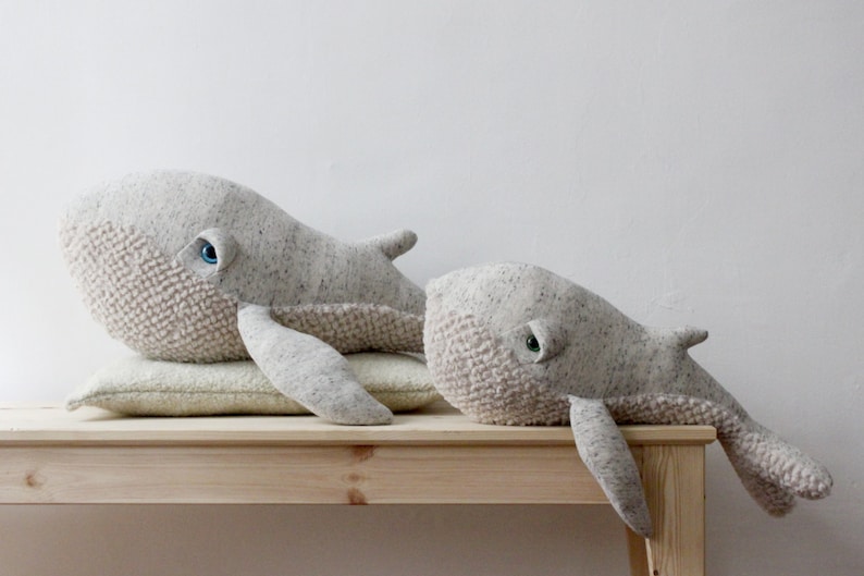 Handgemaakte kleine walvis knuffeldier schattige oceaan knuffel nautische kwekerij decor walvis minnaar cadeau zacht knuffeldier afbeelding 4